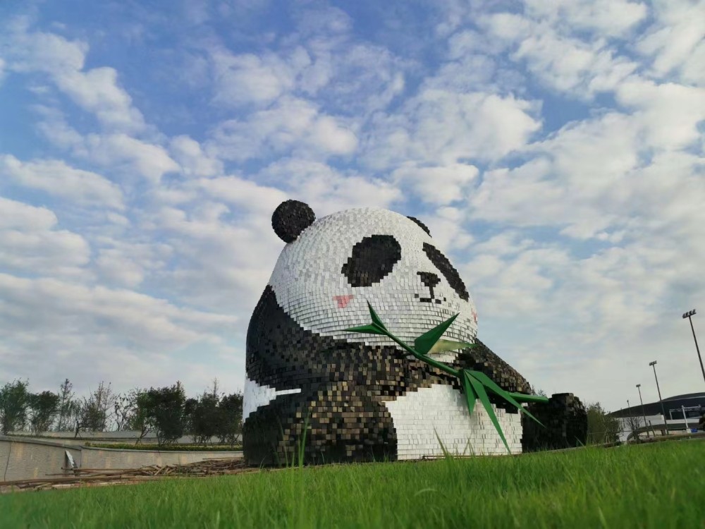 四川成都天府机场不锈钢风动熊猫雕塑