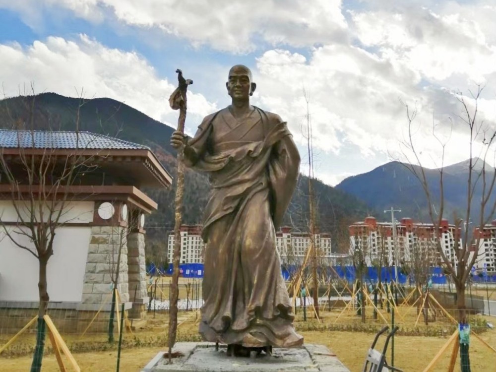 西藏林芝巴宜镇宇拓公园玻璃钢人物雕塑