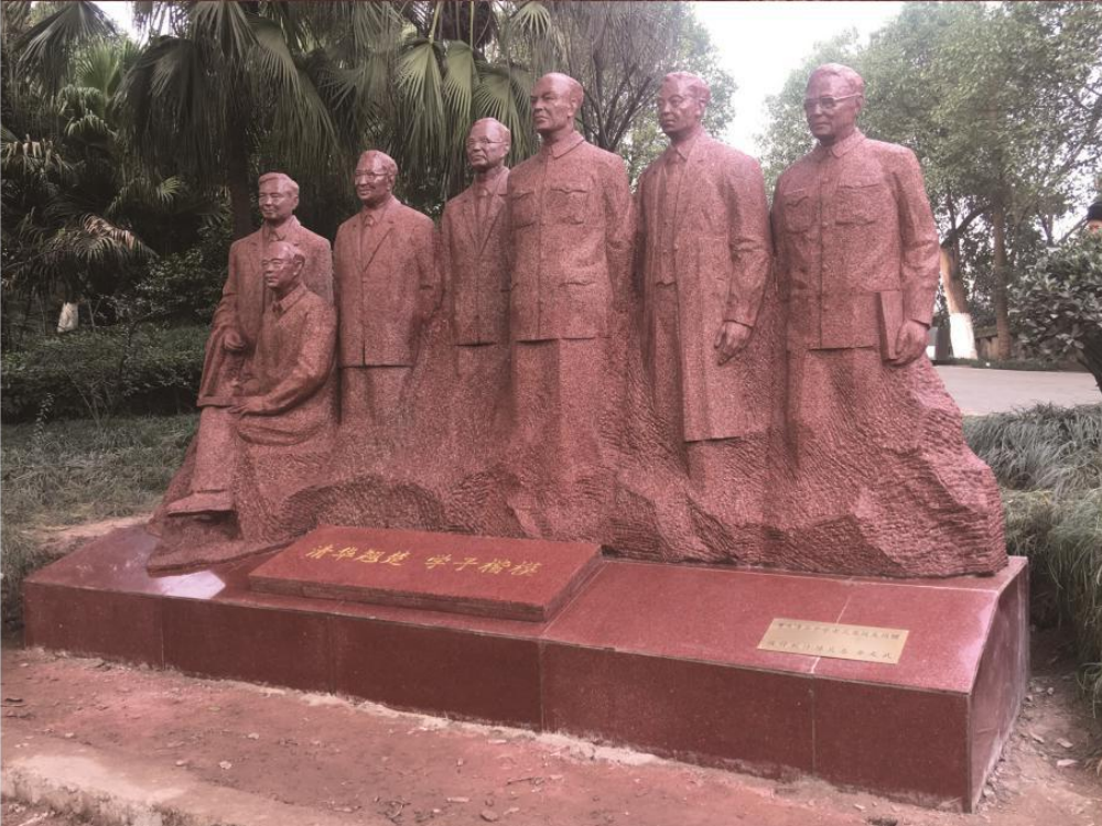 重庆清华中学校园人物雕塑