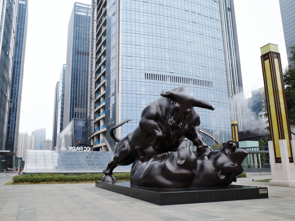 贵州金融中心锻造牛雕塑