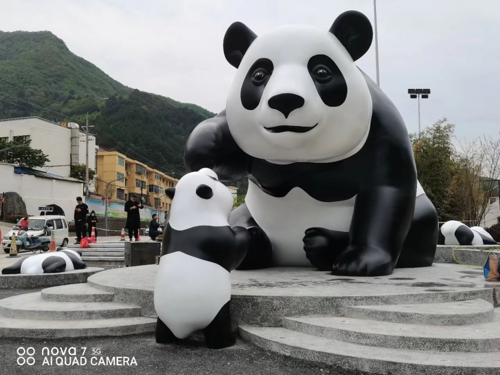 陕西佛坪县不锈钢熊猫雕塑