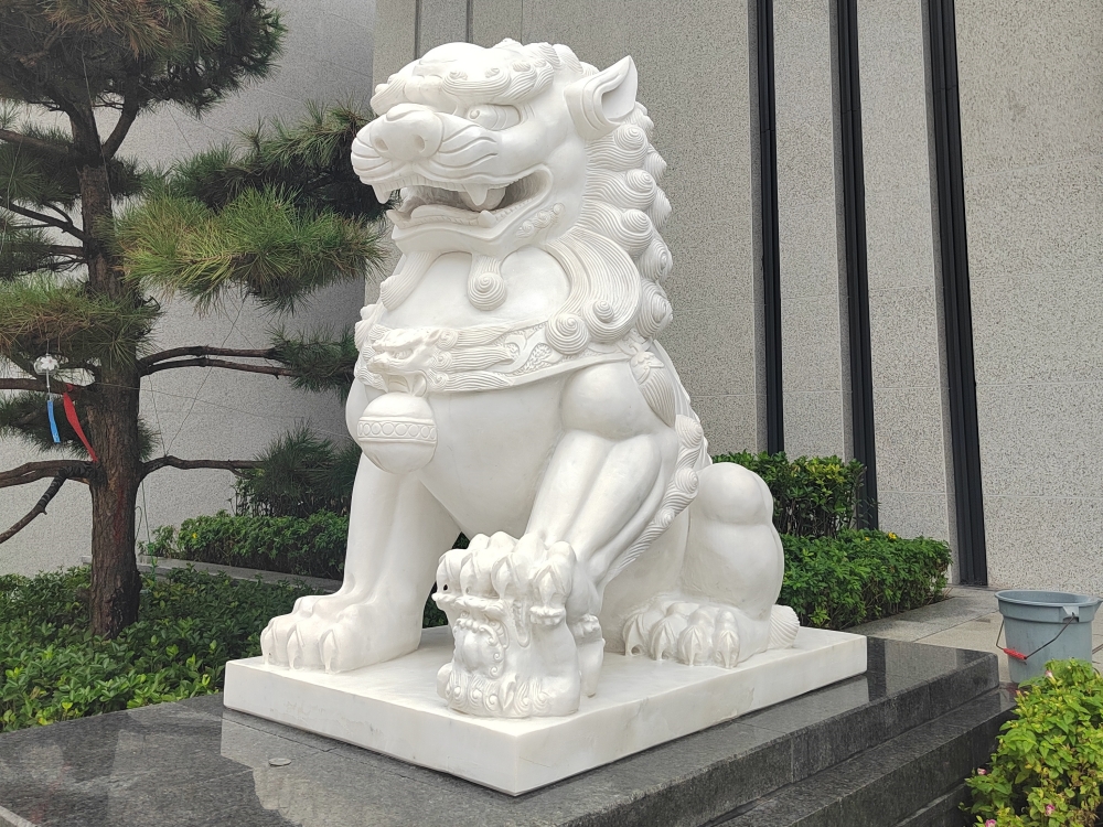 四川邻水邦泰地产汉白玉狮子雕塑