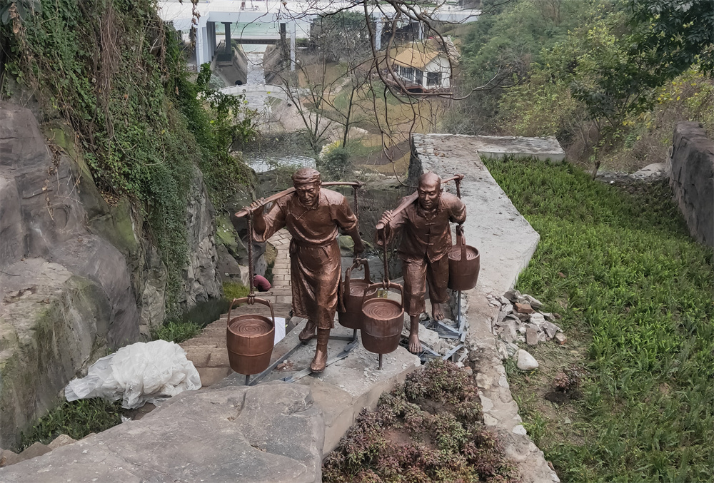 重庆江北盘溪河挑水人物铸铜雕塑
